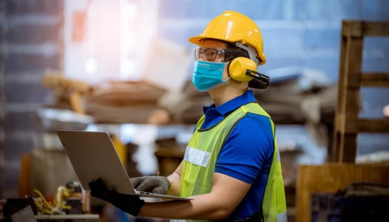 An toàn vệ sinh viên nhắc nhở người lao động làm việc an toàn